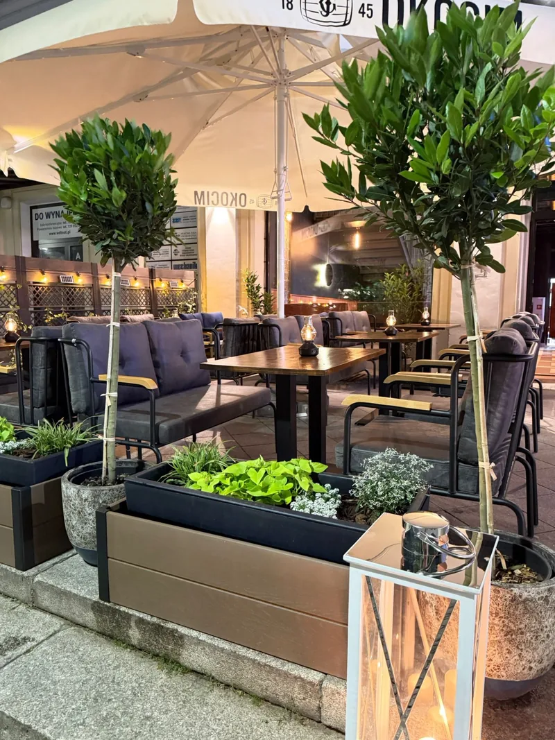 Taras Fajka Bar Lounge przy świecach pod kremowymi parasolami